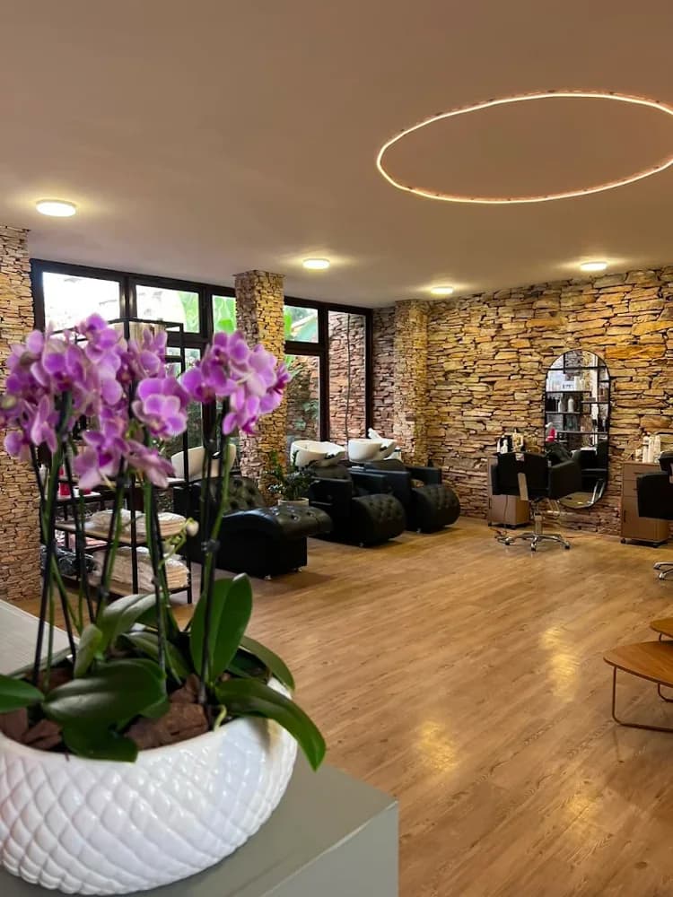 Sala de lavagem da Kasa Beauty, com colunas de pedra e vista para o jardim