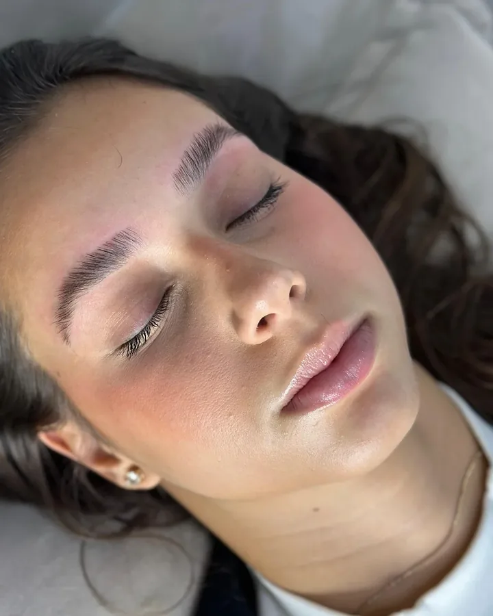 Sobrancelhas recém-desenhadas de uma cliente deitada na maca da Kasa Beauty